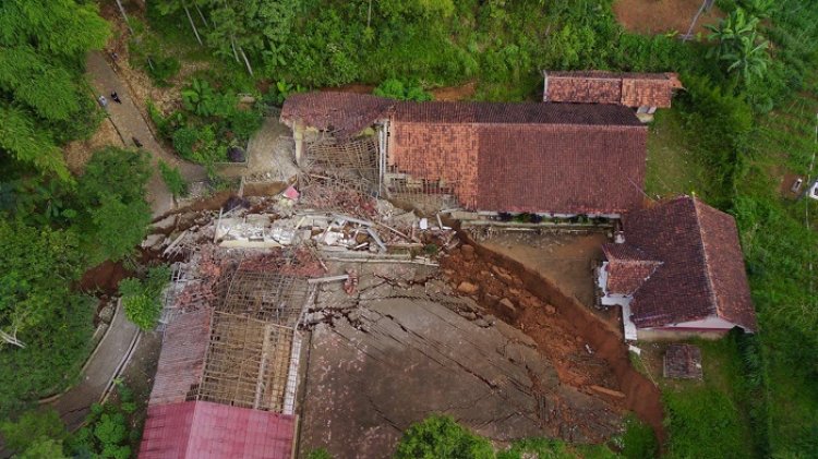 Fakta Baru Bencana Pergerakan Tanah di Rongga, Tim PVMBG Sebut Sudah Terbentuk Tapal Kuda