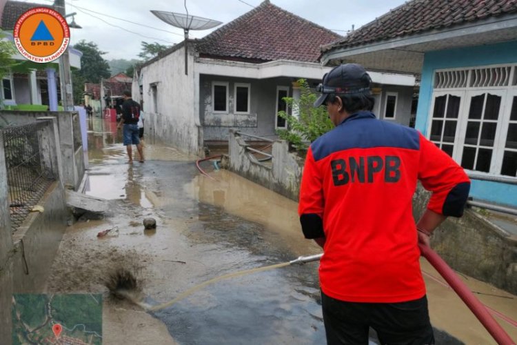 BPBD Evakuasi Warga Yang Tedampak Banjir di Kuningan
