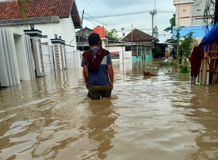 Tinjau Banjir di Pabedilan, Bupati Cirebon  Salurkan Bantuan