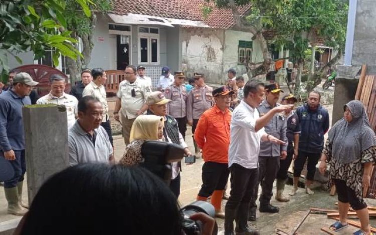 Tinjau Banjir di Cirebon Timur, Bey Machmudin Upayakan Normalisasi Sungai