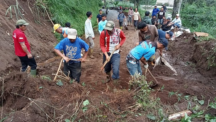 Diterjang Bencana Tanah Longsor, Akses Ruas Jalan Cibodas-Suntenjaya Lembang Lumpuh