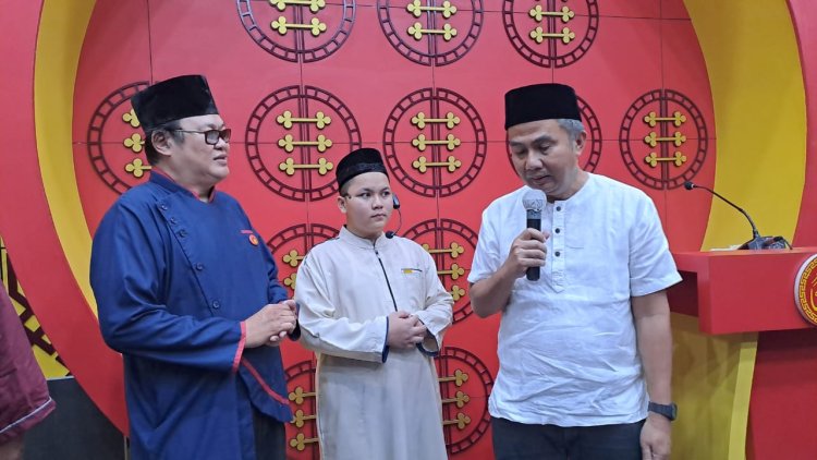 Bey Machmudin Beri Kejutan Tarawih di Masjid Lautze 2 Bandung 