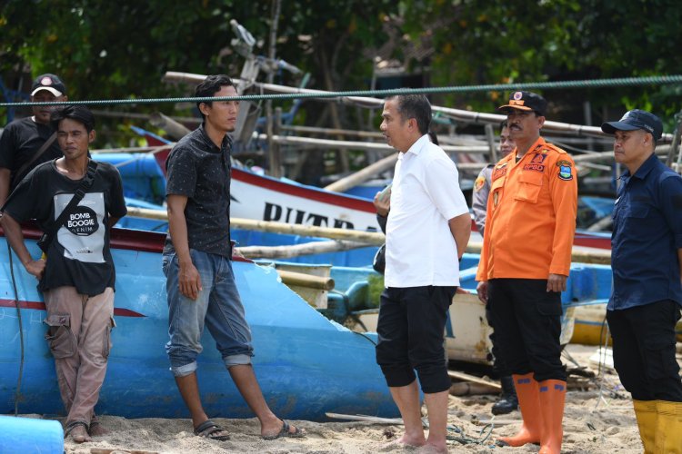 Kunjungi Korban Gelombang Pasang di Rancabuaya, Bey Machmudin Cari Solusi Bantu Nelayan