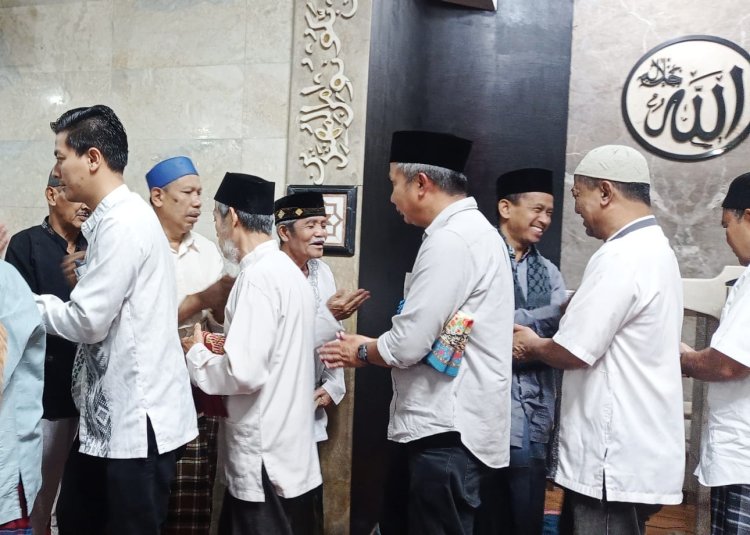 Penjabat Gubernur Bey Machmudin Tarawih di Masjid Tertua di Bandung