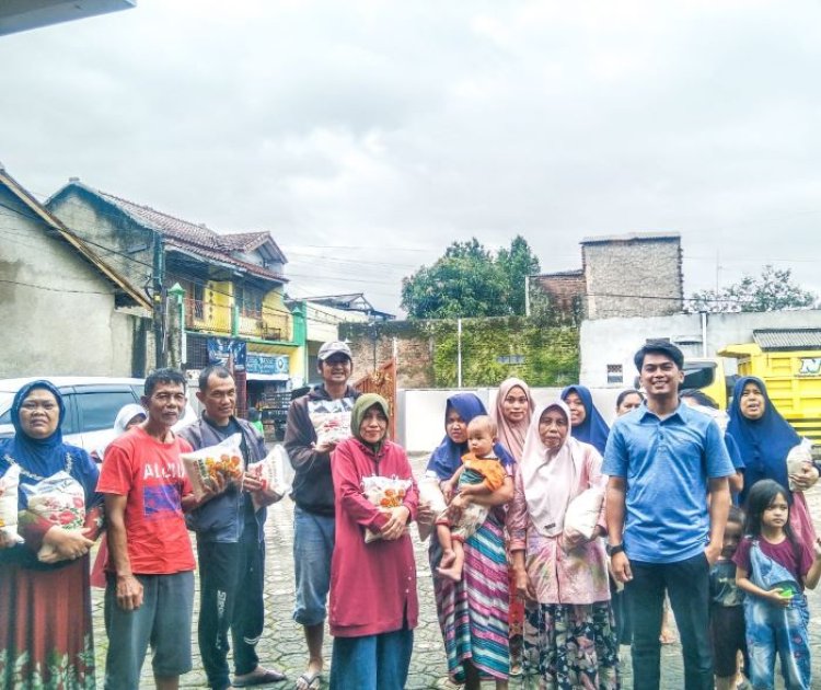 Gelar Bakti Sosial DPC SEMMI Kab Bandung Membagikan-bagikan Ratusan Kilogram Beras untuk Warga Desa Bojongmalaka