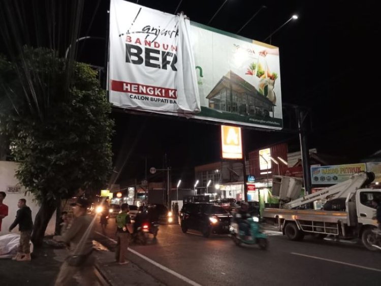 Tak Berizin, Belasan Reklame Balonbup Bandung Barat Diturunkan Paksa Satpol PP KBB