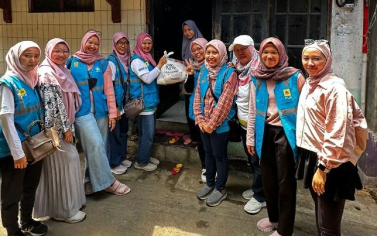 Peduli Terhadap Sesama, Srikandi PLN UP3 Cirebon Memberikan Bantuan Sembako untuk Masyarakat Kutagara Utara