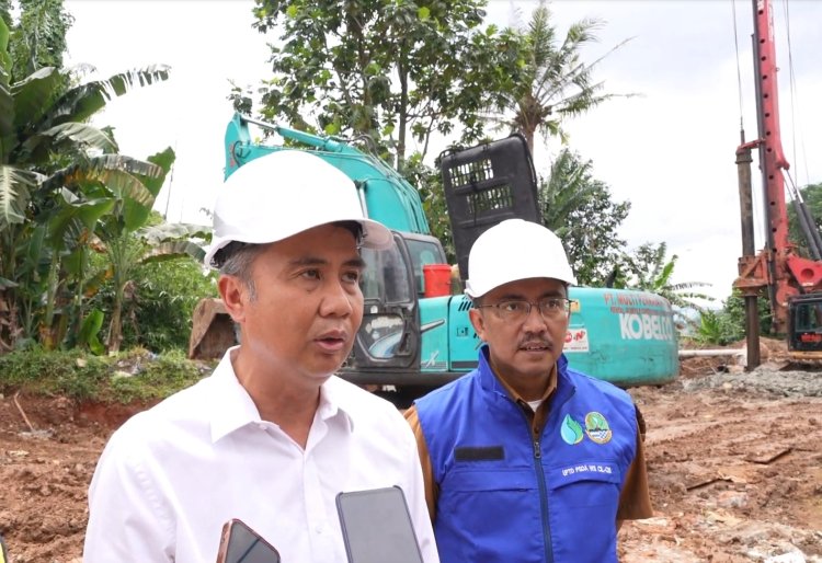Tinjau Pembangunan Tanggul Kali Bekasi, Bey Machmudin Targetkan Rampung Juni Ini
