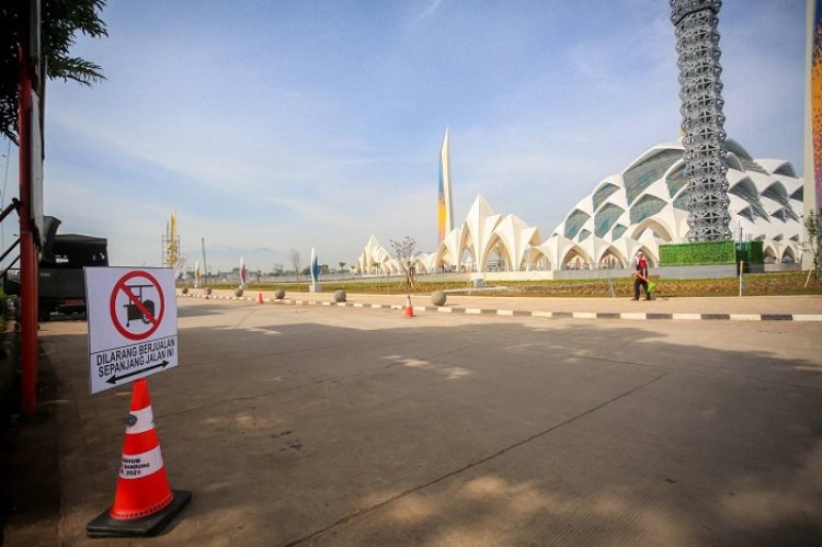Lebih Tertib, 120 PKL di Kawasan Masjid Al Jabbar Kembali Ditata
