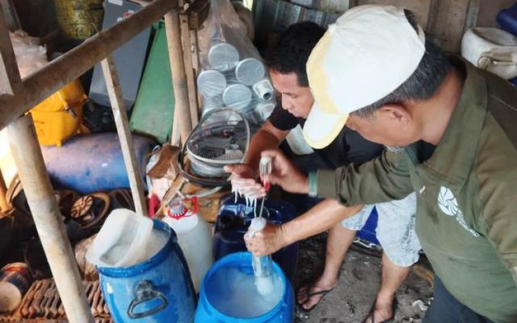 Pembuangan Limbah ke Sungai Ciliwung, Satpol PP Segel Lokasi dan DLH Lakukan Uji Lab