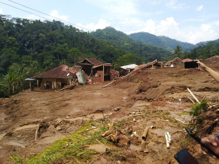10 Warga Tertimbun Tanah Longsor di Kampung Gintung Rongga Belum Ditemukan, Ini Daftarnya 