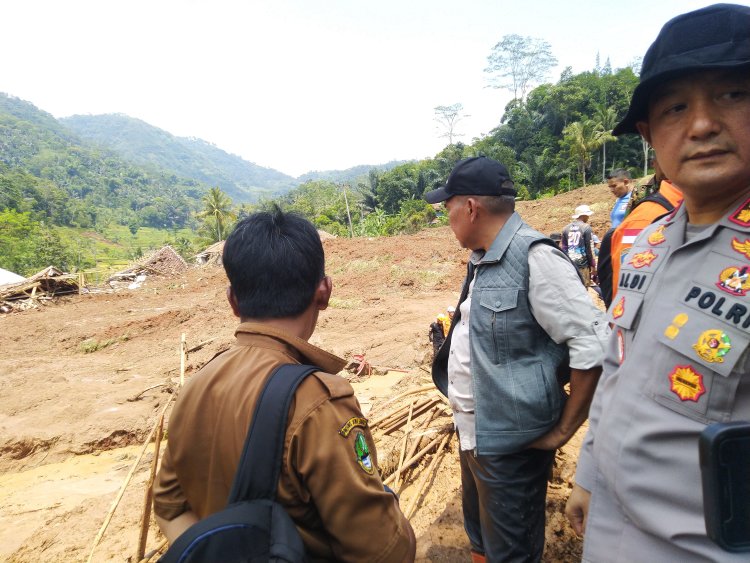 Permudah Pencarian 10 Warga Tertimbun Bencana Tanah Longsor di Kampung Gintung Rongga, Polisi Turunkan Anjing Pelacak 