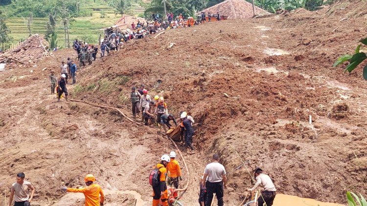 Tinjau Lokasi Bencana Tanah Longsor di Cipongkor, Bey Machmudin Sebut Warga Harus Direlokasi 