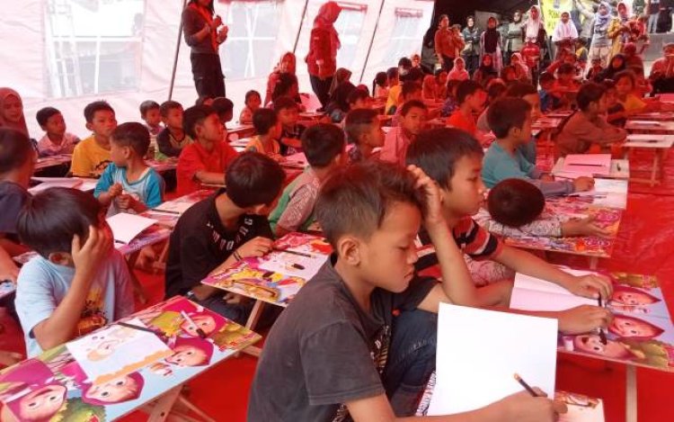Obati Trauma Anak-anak Korban Bencana Longsor di Kampung Gintung, Pengajar Sekolah Darurat Berikan Edukasi Ini