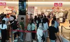 UNIQLO di CSB Ramai Diserbu Pembeli