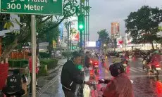 Aksi Sosial Ramadhan, D’Bronx Bagikan Ratusan Takjil Gratis