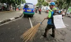 DLH Kota Bandung Turunkan Ratusan Tim Pembersih di Malam Takbiran