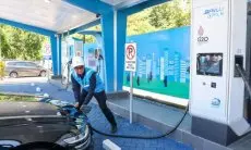 Gunakan Mobil Listrik, Dirut PLN Jajal SPKLU di Rest Area 628B Saradan, Pastikan Seluruh Sistem Layanan SPKLU Andal