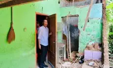 Bey Machmudin Tinjau Rumah Rusak Akibat Gempa Garut Semalam Tadi