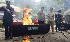 Pemkot Cimahi dan Bea Cukai Bandung Musnahkan Jutaan Batang Rokok Ilegal dan Minuman Ilegal