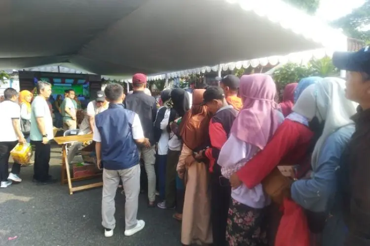 GPM Siapkan 10 Ton Beras SPHP, Ribuan Warga Cimahi Serbu Gudang Bulog