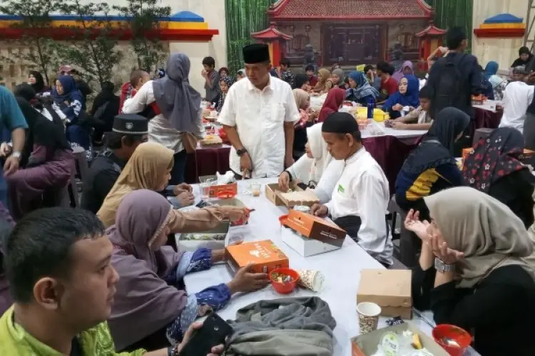 Ini Cara Danlanud Atang Sendjaja dan Vihara Dhanagun Bahagiakan Ratusan Kaum Difabel 