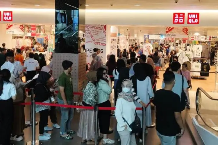 UNIQLO di CSB Ramai Diserbu Pembeli