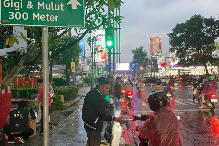Aksi Sosial Ramadhan, D’Bronx Bagikan Ratusan Takjil Gratis