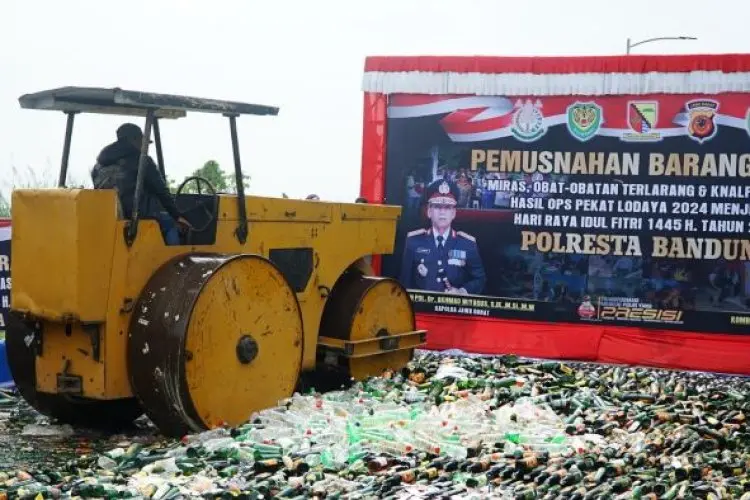 Jelang Hari Raya Idul Fitri 2024, Puluhan Ribu Botol Miras dan Obat Terlarang Dimusnahkan Polresta Bandung