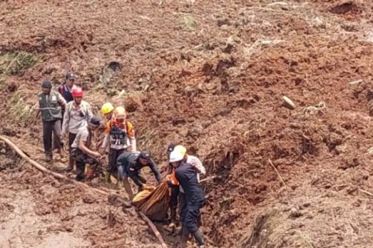 Delapan Korban Tertimbun Longsor di Cipongkor Teridentifikasi, Tim DVI Polda Jabar Ungkap Identitasnya