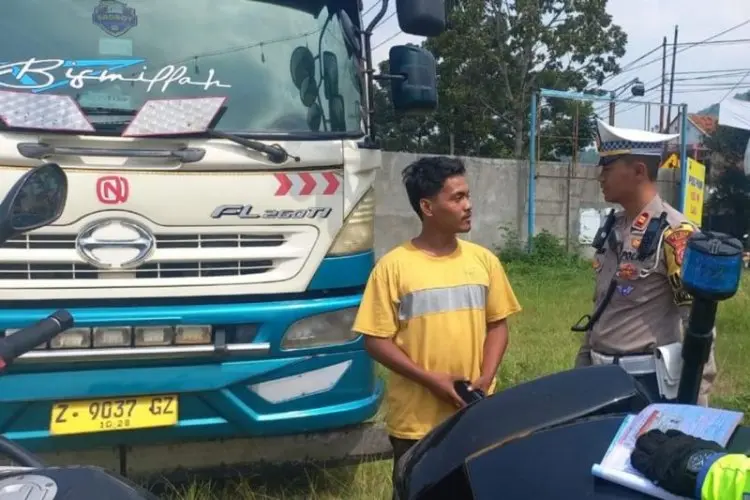 Truk Besar Masih Beroperasi, Polres Garut Lakukan Penertiban