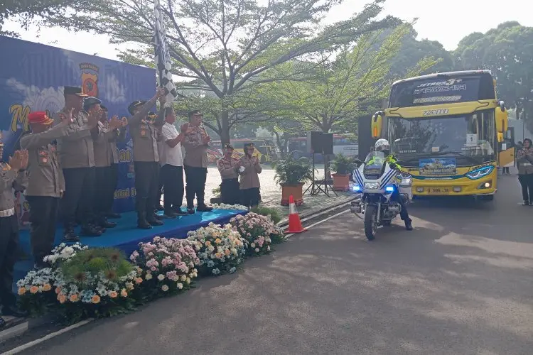 Mudik Gratis, Polda Jabar Berangkatkan 200 Lebih Warga