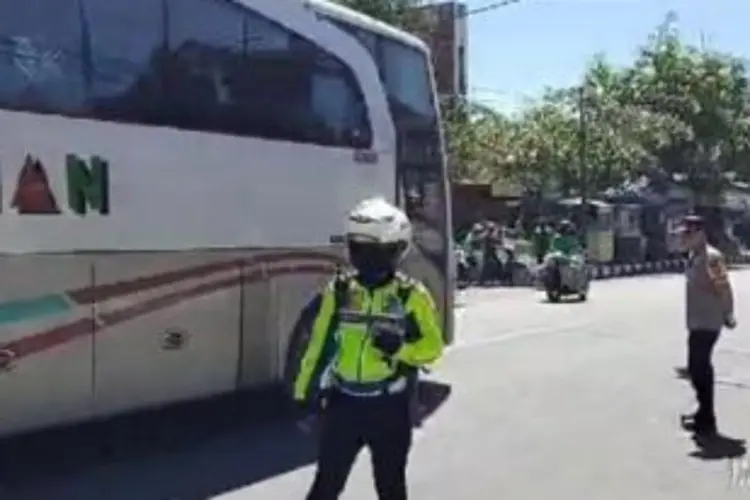 Polres Garut Berlakukan One Way di Jalur Mudik