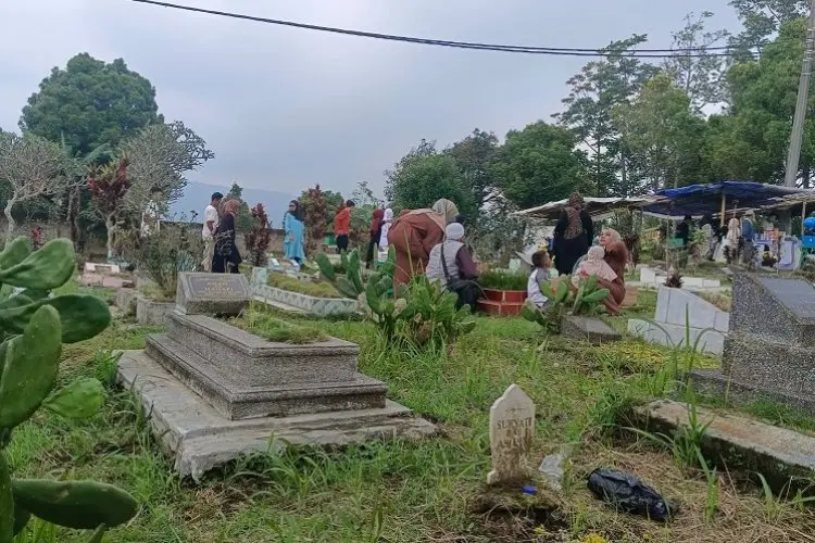 Mengungkap Makna Tradisi Ziarah Kubur Saat Idul Fitri di Cisarua