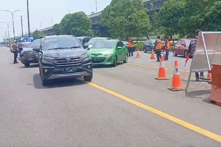 Tol Jakarta-Cikampek Macet, Polisi Terapkan Contralow Lagi