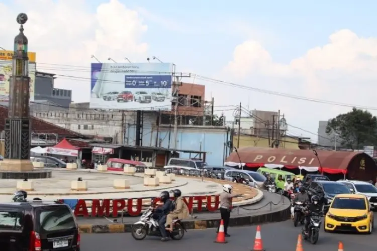 Atasi Kemcetan, Polres Cianjur Pasang Pembatas Jalan