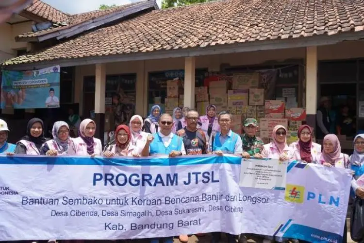 Peduli Korban Terdampak Longsor dan Banjir Bandang di KBB, Srikandi PLN UID Jabar Salurkan Bantuan Sembako 
