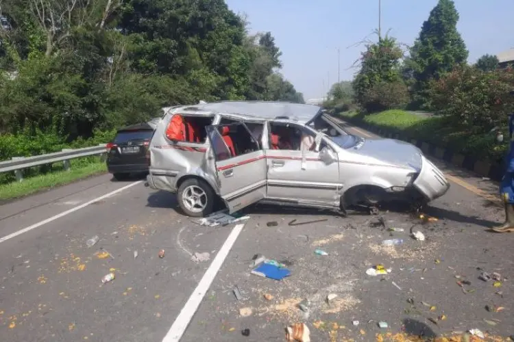 Dua kijang Super Bertabrakan di Tol Pasteur, Ini Kronologisnya
