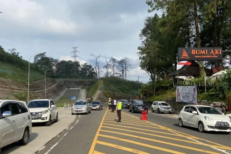 Sistem Satu Arah Berhasil Mengurai Antrean Kendaraan di Kawasan Puncak