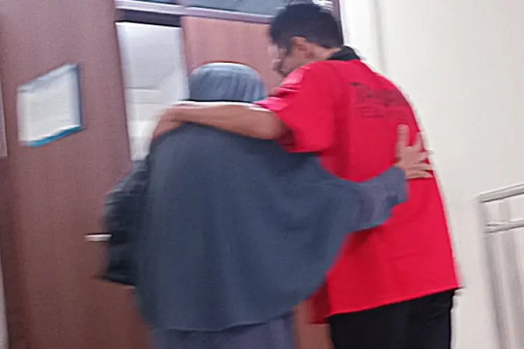 Dinyatakan Bersalah Lakukan KDRT ke Dokter Qory, Terpidana WS Nangis di Pundak Orang Tuanya
