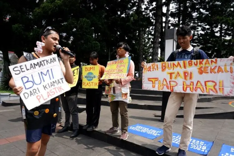 FOTO: Aksi Peringatan Hari Bumi Orang Muda Berkoalisi