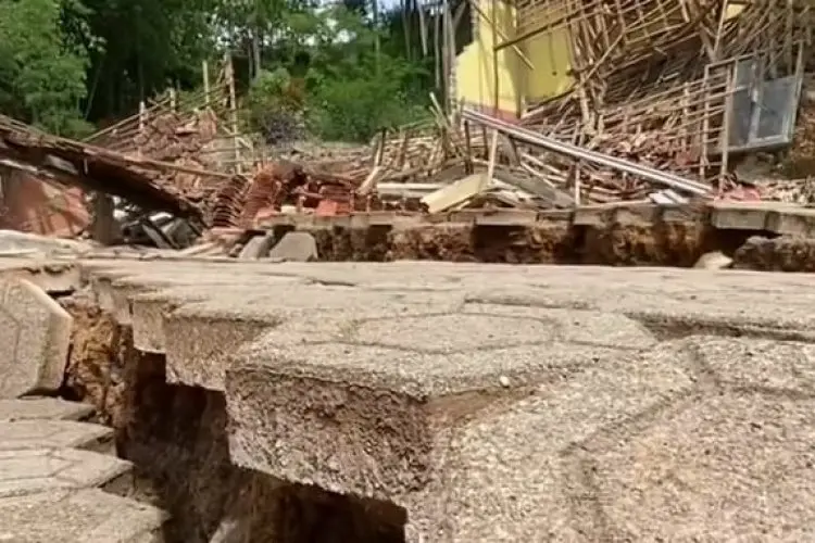 Janji Pemda Meleset, Warga Terdampak Pergerakan Tanah di Rongga Kini Terkatung-katung