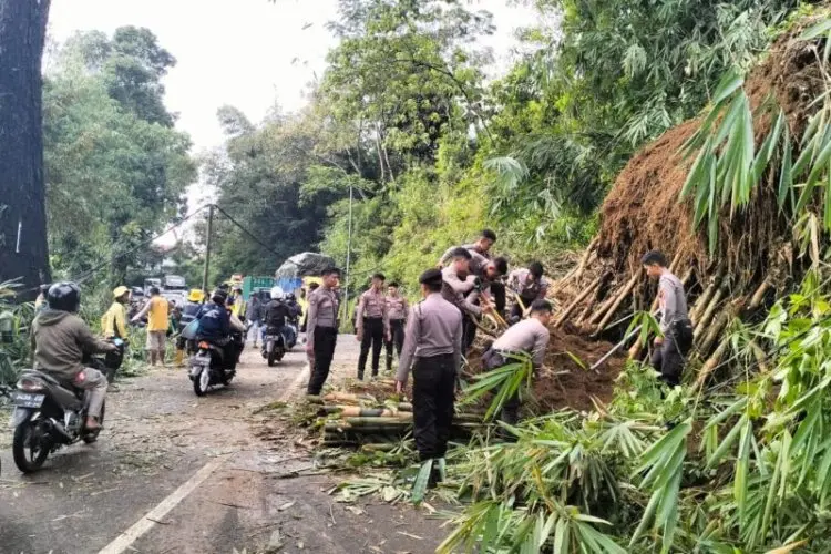 Jalur Garut-Tasikmalaya Tertutup Longsor Sudah Normal