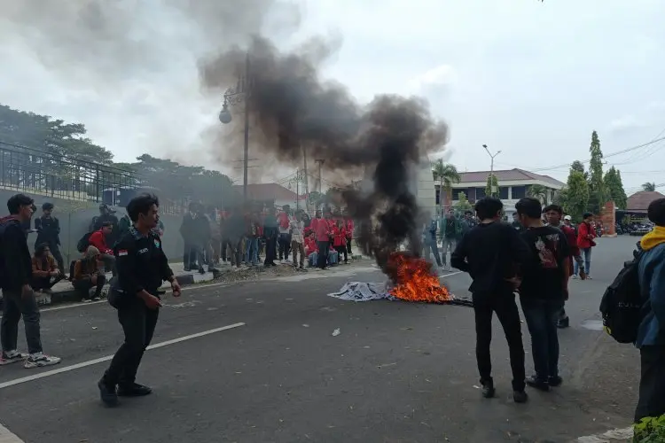 Demo di Depan Kantor DPRD Kabupaten Cirebon Ricuh, Tiga Mahasiswa Diamankan