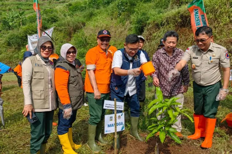 Peringati Hari Bumi, Kang Ace Tanam Ribuan Pohon di Bandung Barat