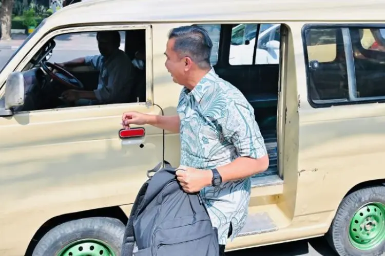 Rajin 'Ngangkot', Komitmen Bey Machmudin di Friday Car Free