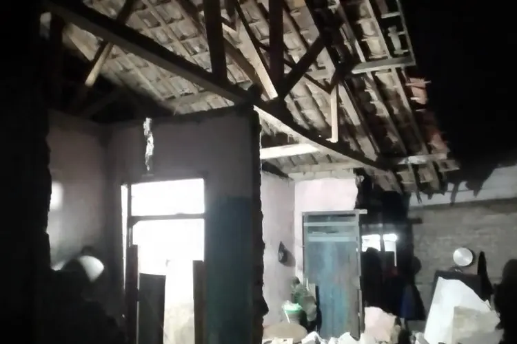 Efek Gempa Bumi Garut, Rumah di Cipatat KBB Roboh