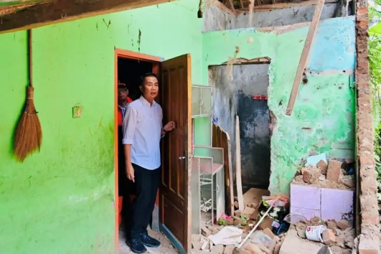 Bey Machmudin Tinjau Rumah Rusak Akibat Gempa Garut Semalam Tadi