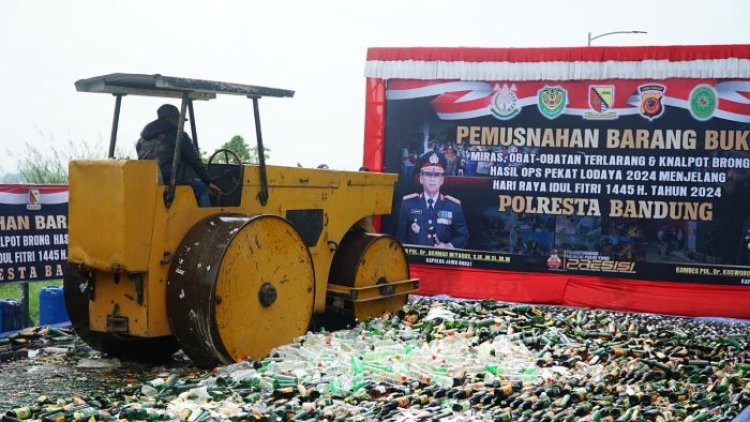 Jelang Hari Raya Idul Fitri 2024, Puluhan Ribu Botol Miras dan Obat Terlarang Dimusnahkan Polresta Bandung