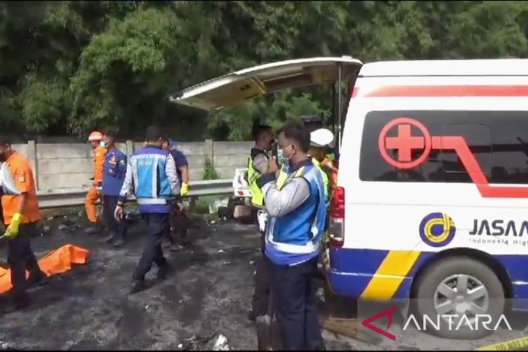 Ada 13 kantong Mayat Dibawa Petugas di Lokasi Kecelakaan Maut KM 58
